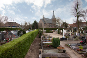 De fraaie begraafplaats ligt verscholen achter de Pancratiuskerk.