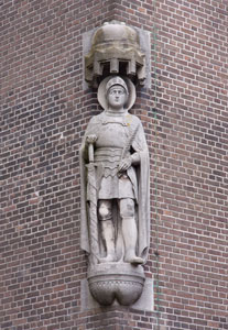 Het beeld van Heilige Pancratius van Rome op de hoek van de kerk in Sloten